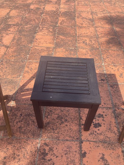 Mesa e duas cadeiras de jardim