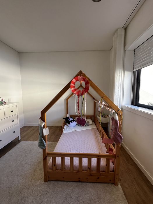 Cama em madeira formato Casa