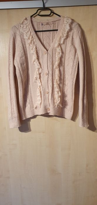 Sweterek z ozdobną koronką