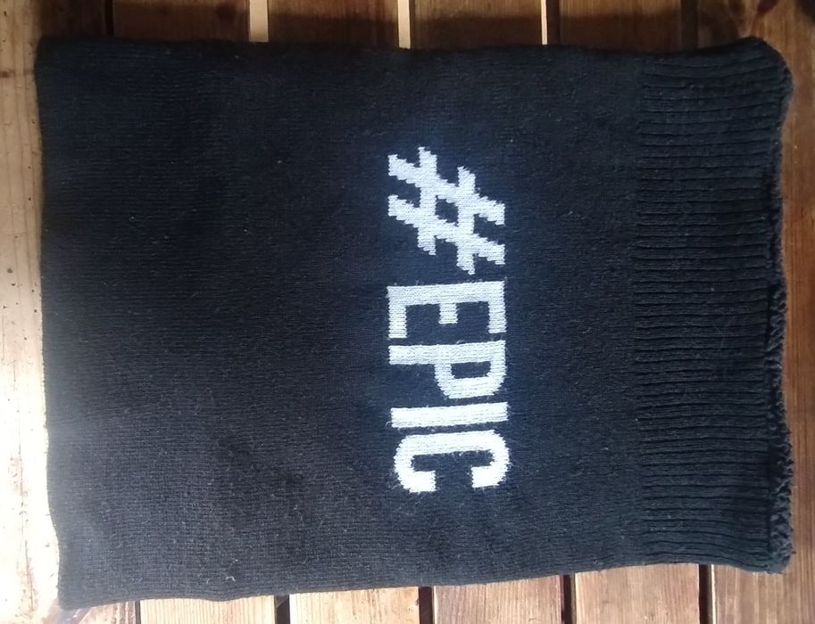 Czarny, ciepły komin dla chłopca