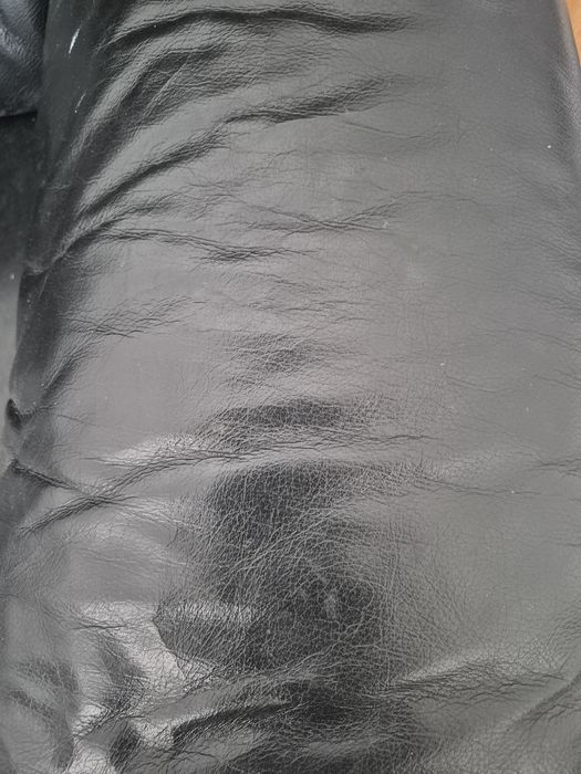Vendo sofá-cama preto, confortável e espaçoso.