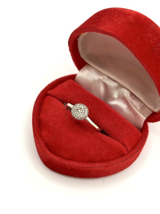 Złoty pierścionek z brylantami