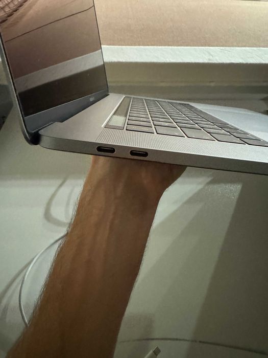 MacBook Pro 2019 (15'', Touch Bar, 2.3GHz 8-core I9, 16GB RAM, 512GB)