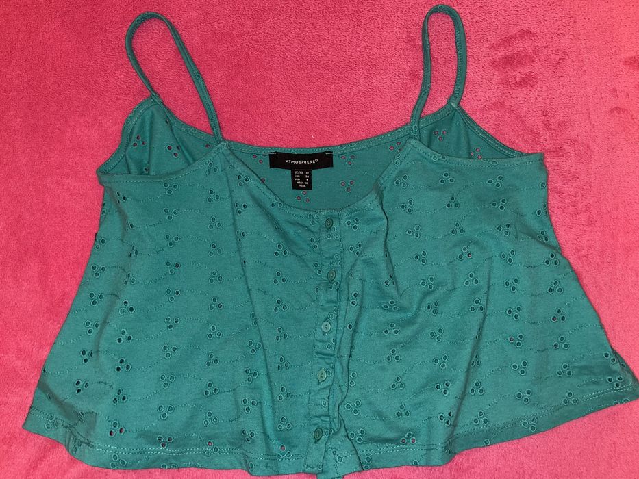 Top verde turquesa em bordado inglês
