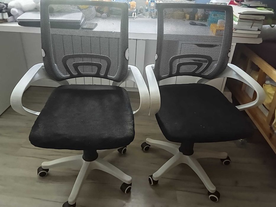 Fotel obrotowy dwie sztuki.