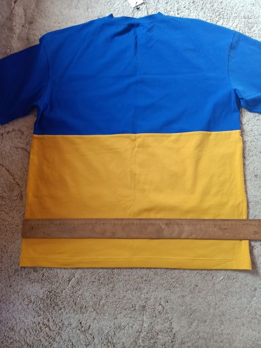 Футболка жовто-блакитна.