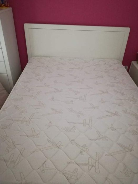 Cama individual com estrado e colchão