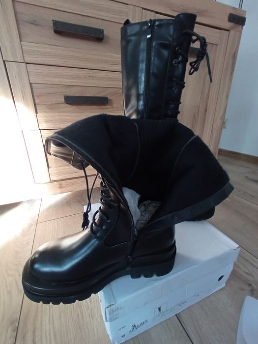 Sznurowane kozaki damskie w rozmiarach 36 i 38.