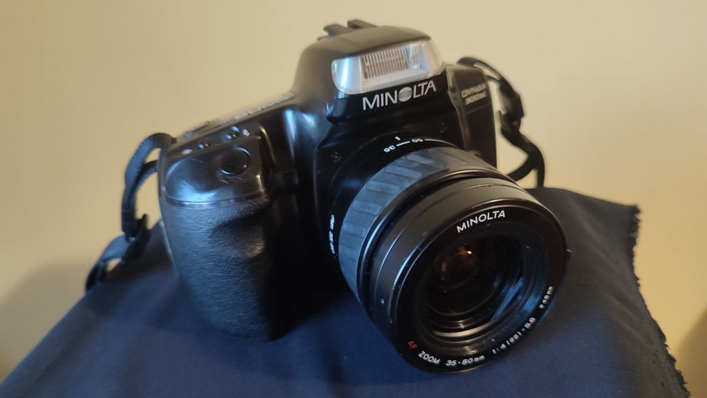 Minolta Dynax 303si analogowy aparat fotograficzny na film