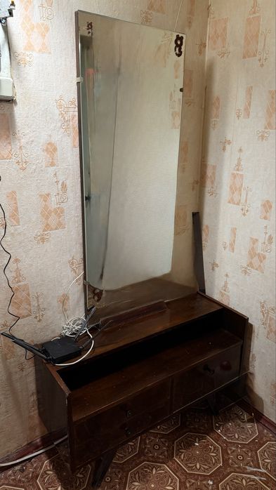Продам тумбу, трюмо с зеркалом ссср