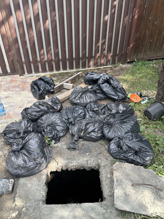 Ручне чищення зливних, вигрібних ям Чистка выгребных, сливных ям