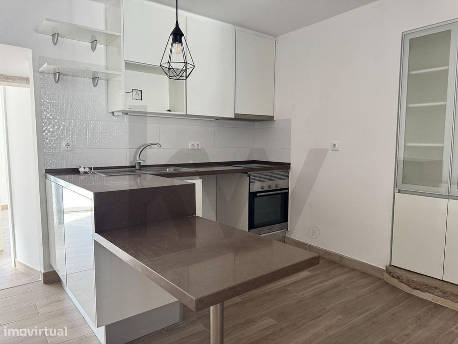 T1 remodelado para arrendamento em Paio Pires, com amplo terraço