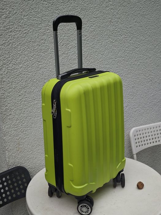 Валіза на колесах з телескопічною ручкою