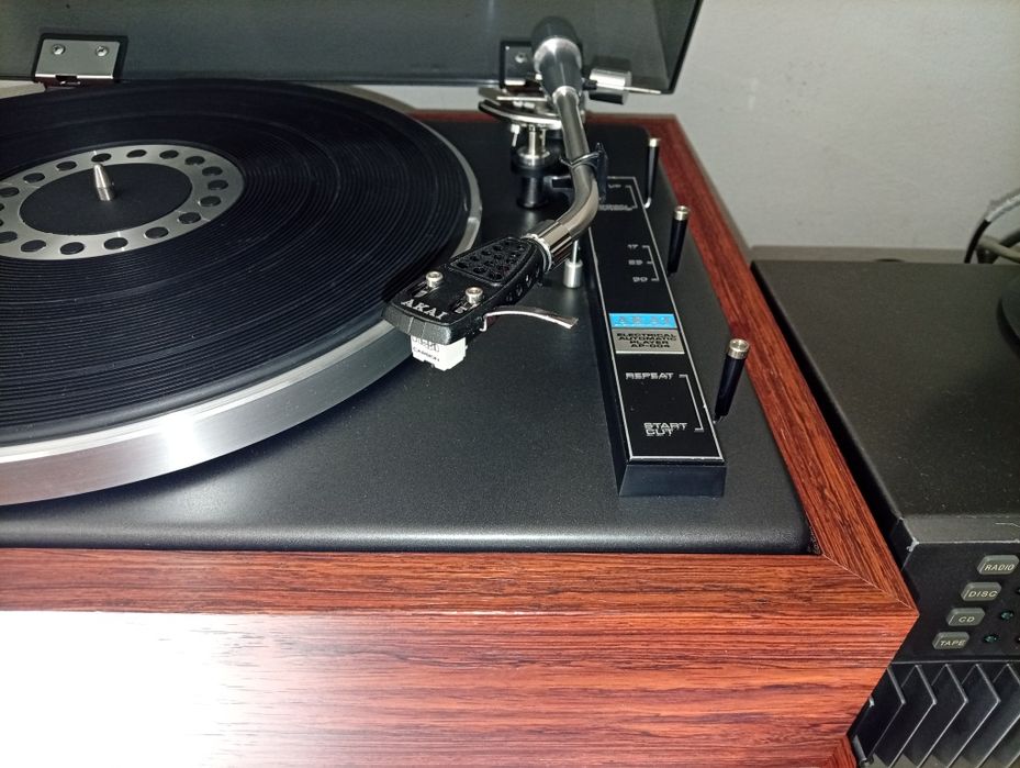 Gira Discos Akai