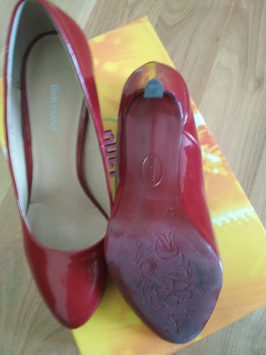 Buty na obcasie lakierowane