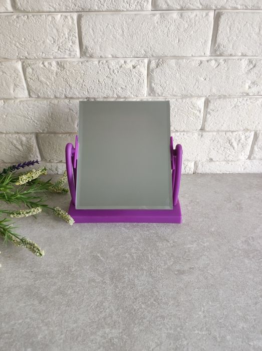 Lusterko małe na nóżce do malowania makijażu.