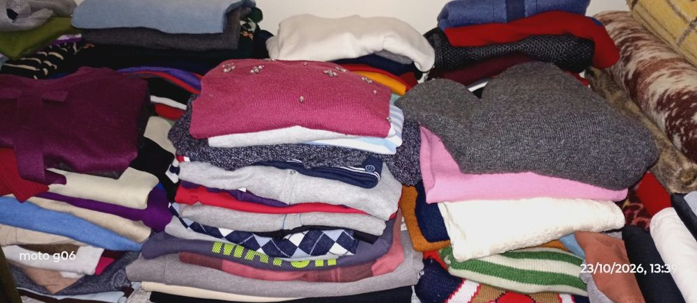Lotes de roupa semi nova 100 peças cada lote, quem escolhe as peças do lote é o cliente