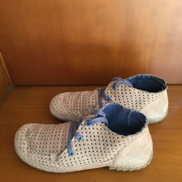 Botins perfurados beges tamanho 39