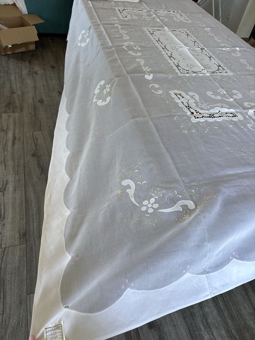 Toalha de mesa bordada à mão da Madeira com 12 guardanapos