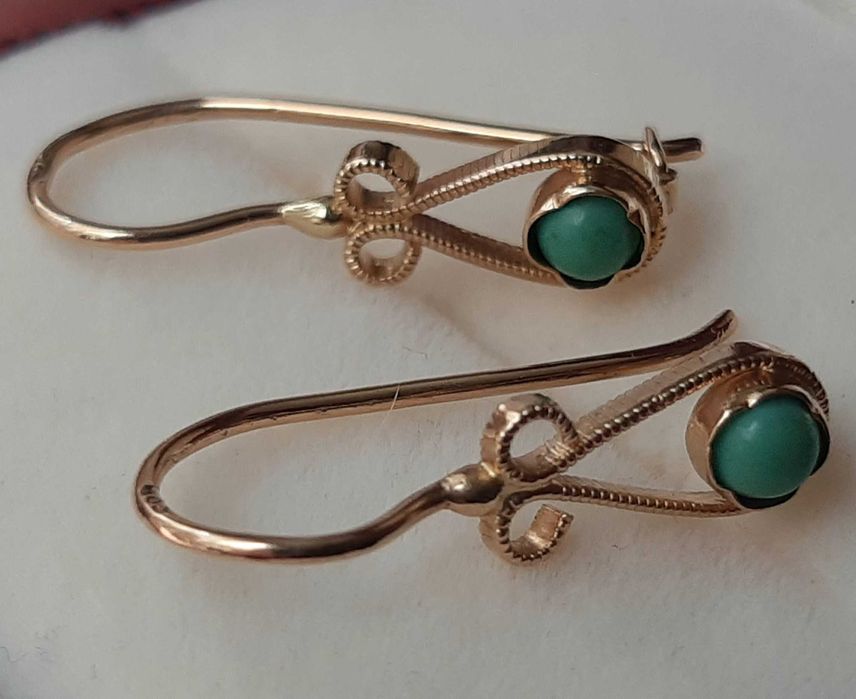 Stare złote kolczyki z naturalnym turkusem.