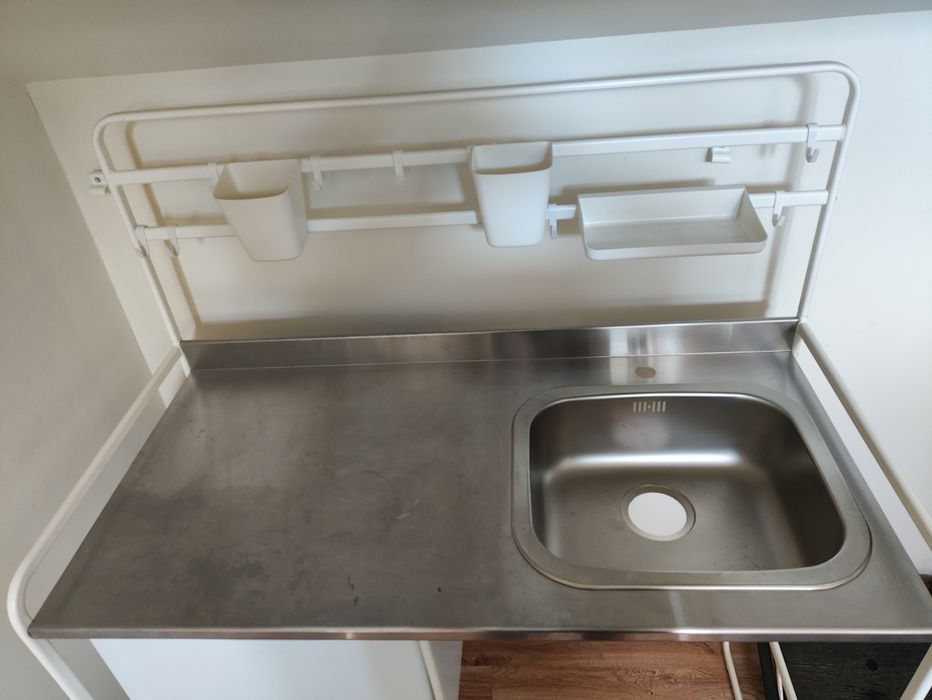 Mini kuchnia Ikea ze zlewem oraz działająca lodówką