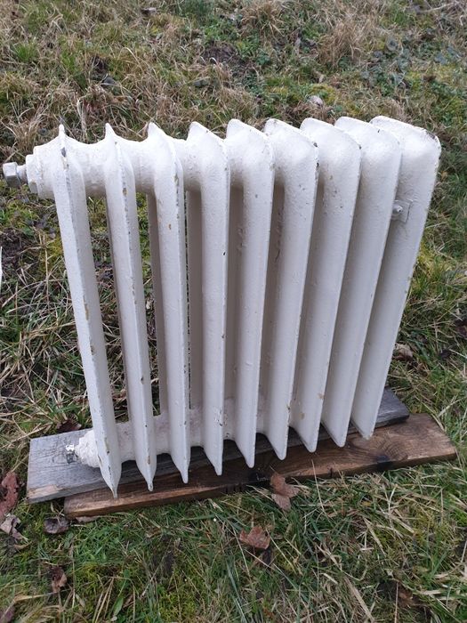 Duży i mały grzejnik żeliwny/ kaloryfery