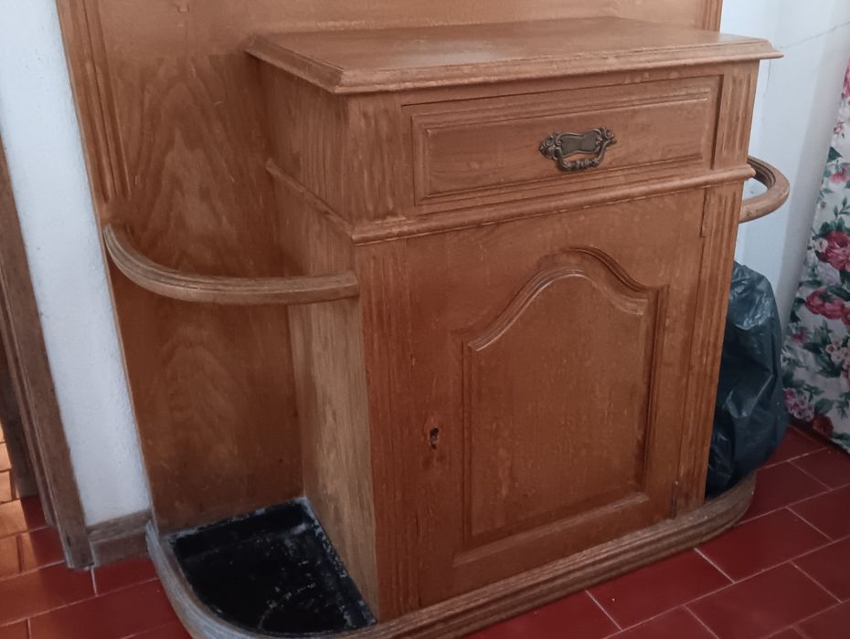 Móvel de entrada com cabide em madeira  e espelho