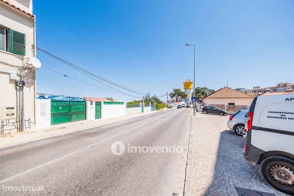 Apartamento T2 luminoso, totalmente remodelado, em Corroios