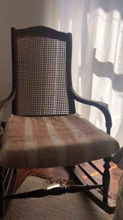 Cadeira de Baloiço com costas em palhinha