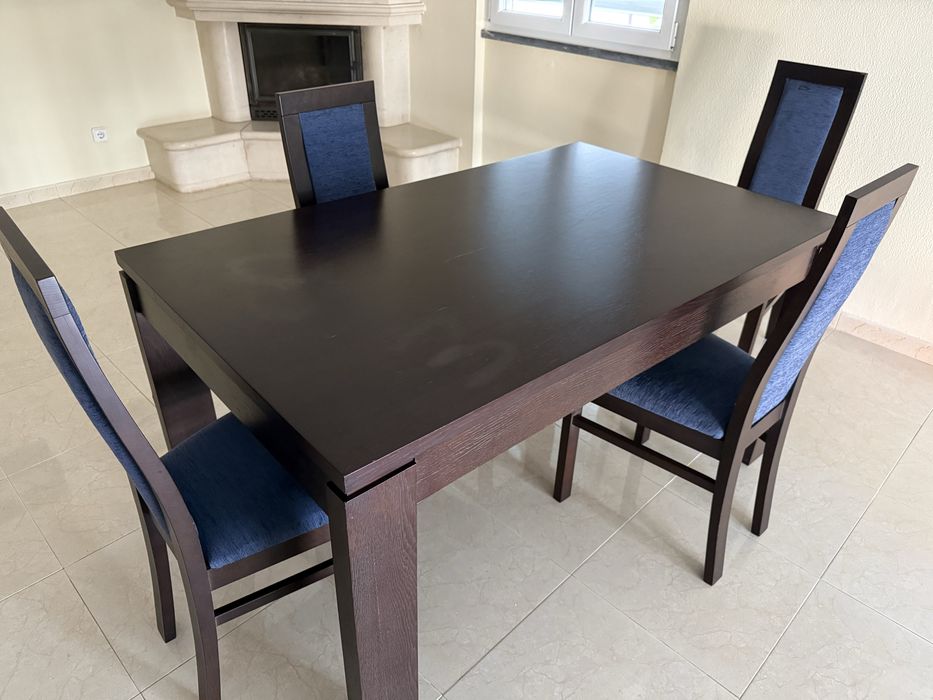 Mesa extensivel com cadeiras