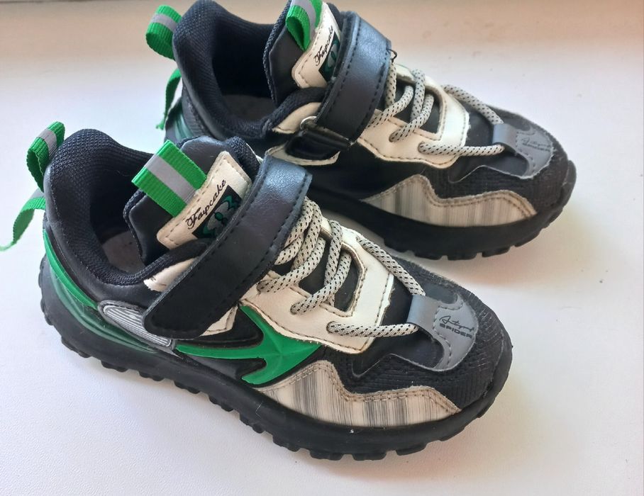 Продам дитячі кросівки