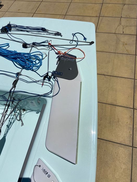 ILCA 6 (Laser Radial) – 2023 – Semi-novo | 2 velas | Capas + Trolley