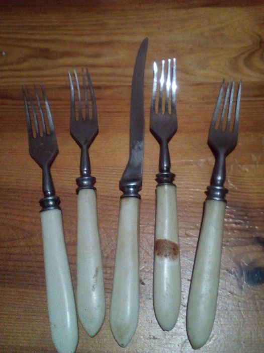 Вилки,ножи ( ручка кость) ссср.