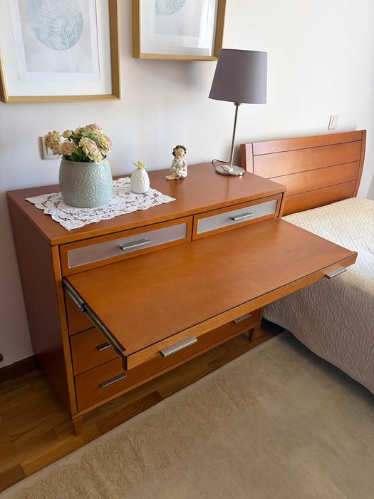 Mobília de Quarto em Madeira: Cama Corpo e Meio + Cómoda + Colchão