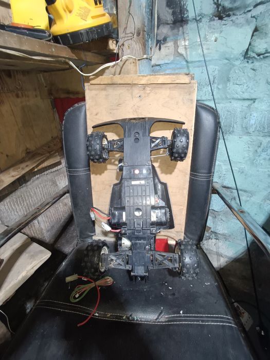 Радиоуправляемая машинка 4*4  нет пульта управления