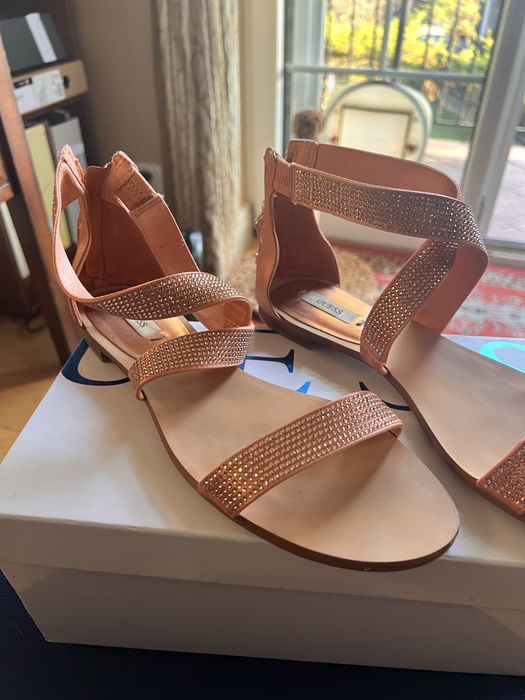 Płaskie sandały Guess (Salmo / Łososiowy)