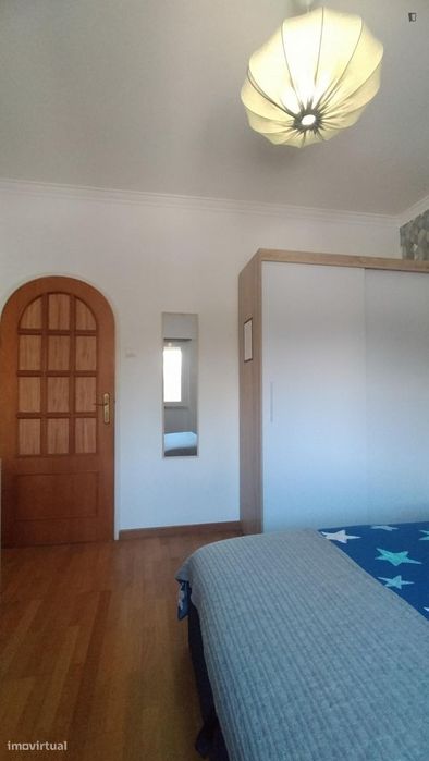 Quarto - localizado em Oeiras Lisbon