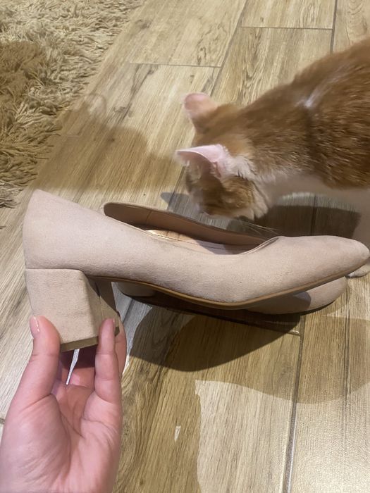 Buty zamszowe pudrowe na słupku rozmiar 38