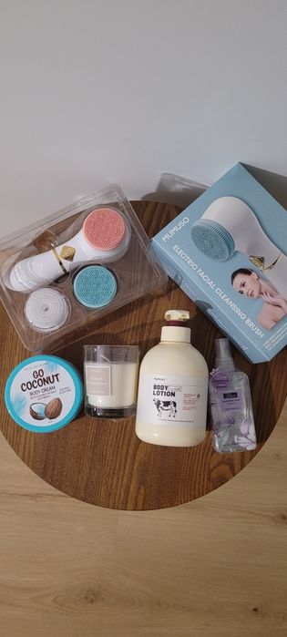 Zestaw kosmetyków ze szczoteczką do twarzy