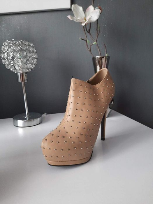 Bardzo wysokie szpilki z ukrytą koturną