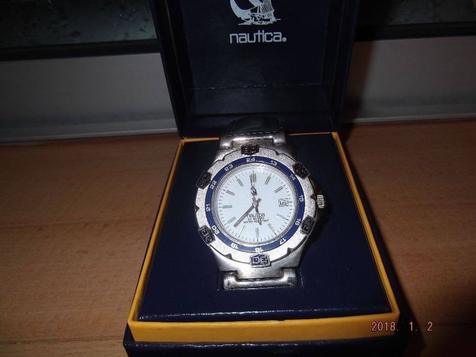 Relógio NAUTICA, semi novo, azul com fundo branco.