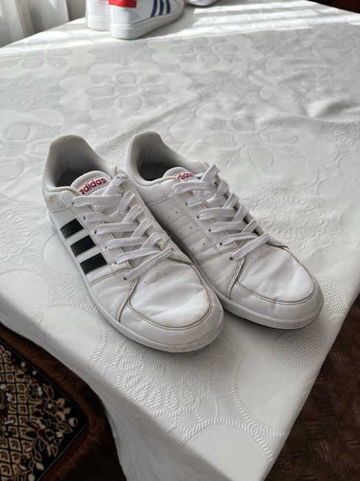 Кросівки adidas.