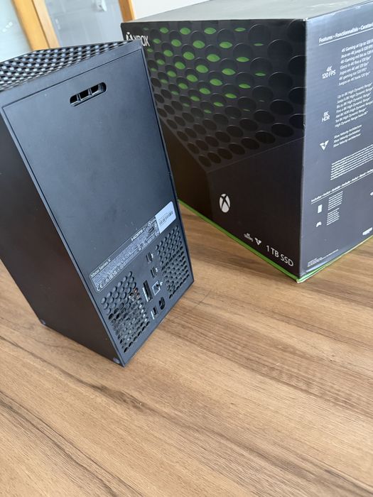 Xbox Series X c/ comando e caixa