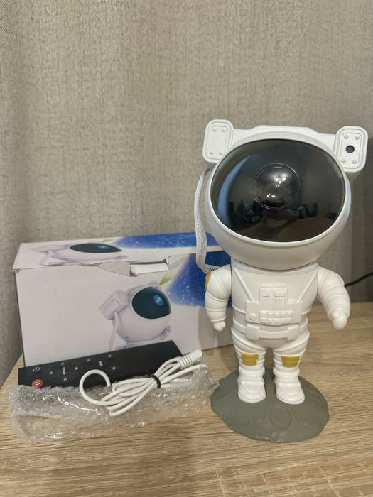 Нічник проектор зоряного неба космонавт великий 23см