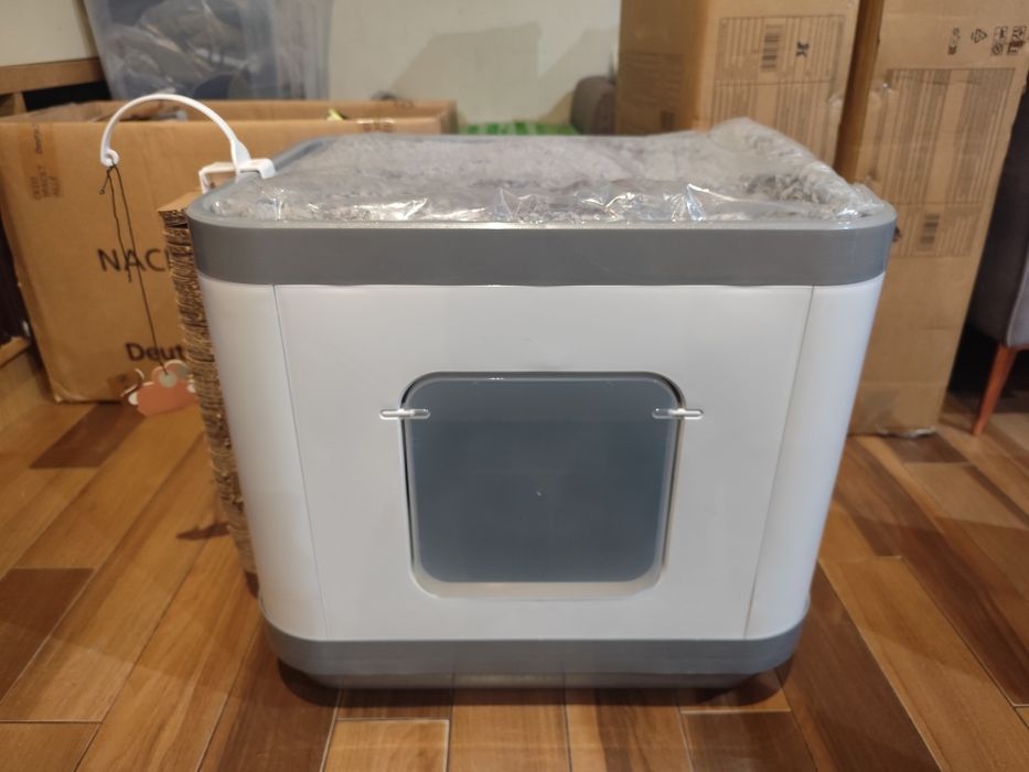 Zamknięta kuweta dla kota + od góry legowisko, a z boku drapak