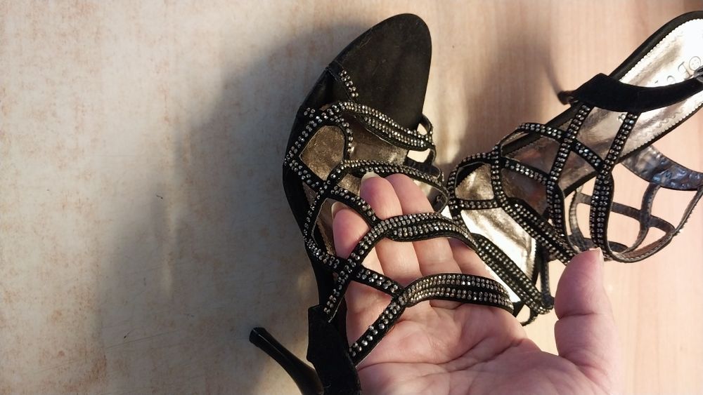 Босоніжки дуже гарні , нові  удобні