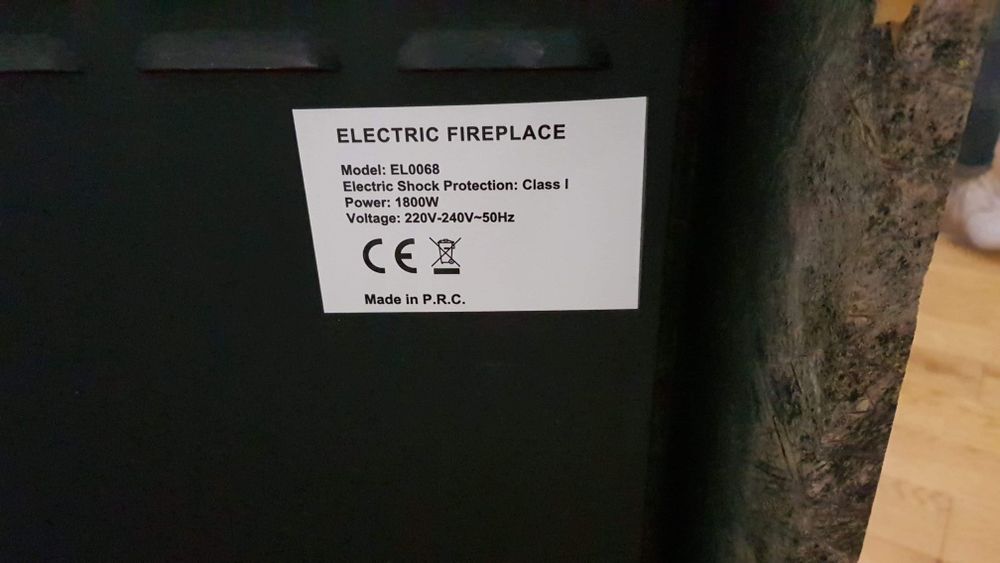 Kominek elektryczny w zabudowie marmurowej