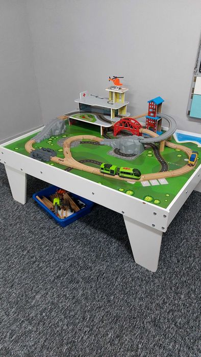 Drewniany stolik wraz z kolejką i torami