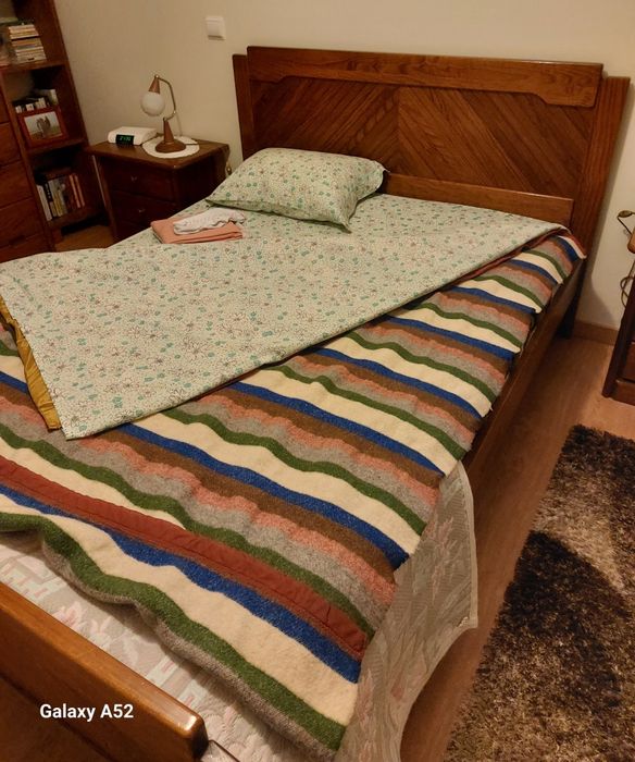 Cama de solteiro + mesa cabeceira