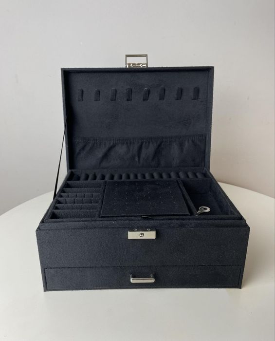 Elegancki czarny kuferek szkatułka na biżuterię